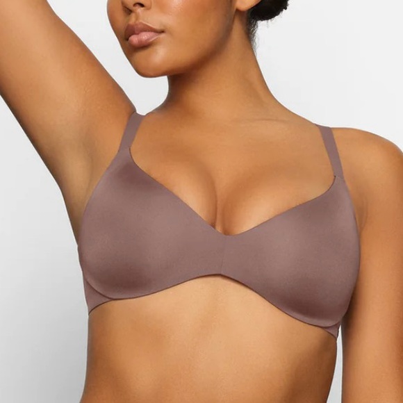 SKIMS Wireless Form Push-Up Plunge Bra - Picture 2 of 14